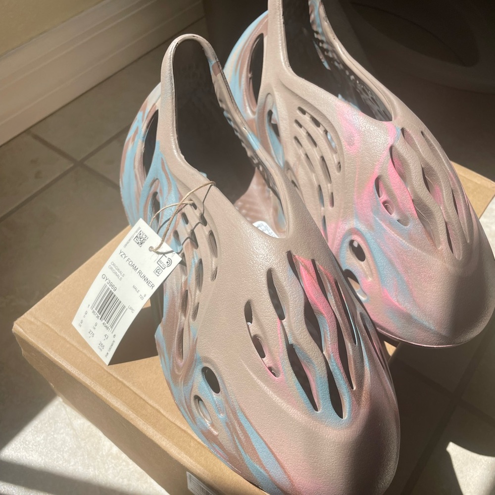 Yeezy Foam Runner “Sand Grey” size 9